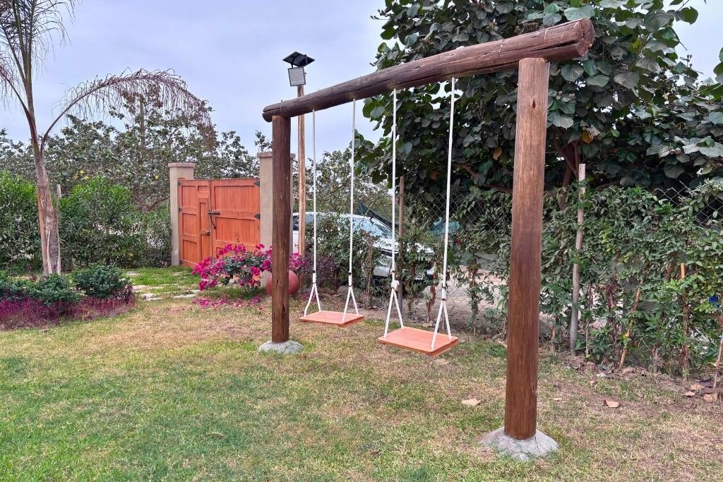 Columpios de madera en el jardín