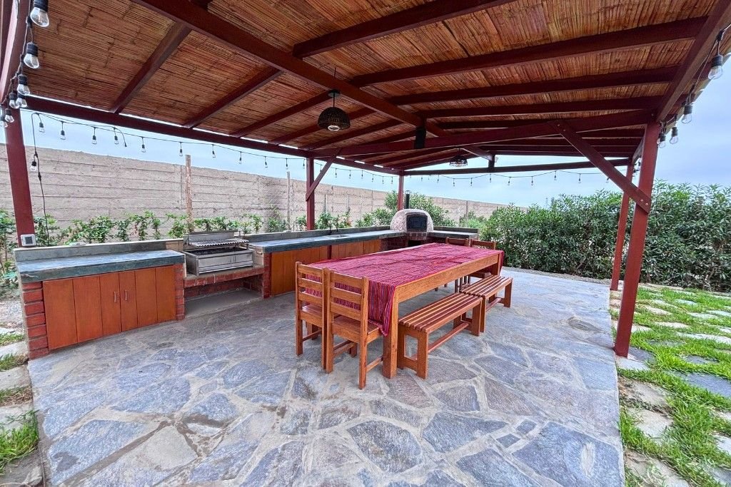 Parrilla, horno y comedor exterior