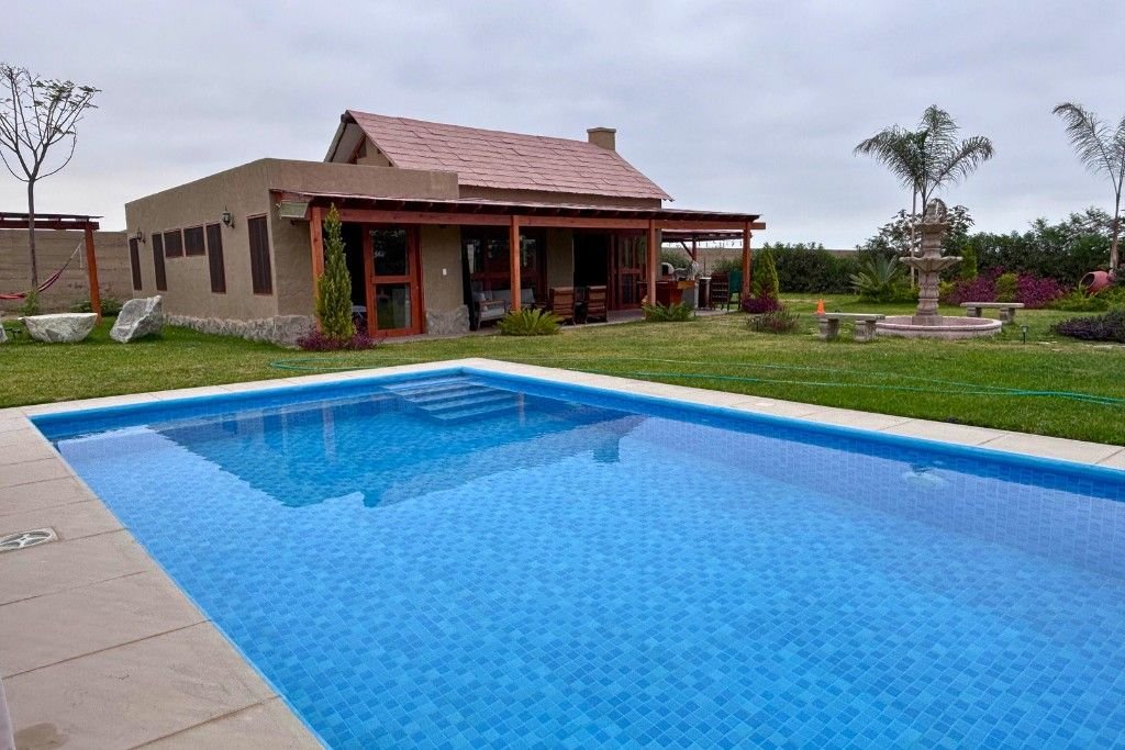Piscina y casa principal de la casa de campo de 2,100 m² en Condominio Raizana